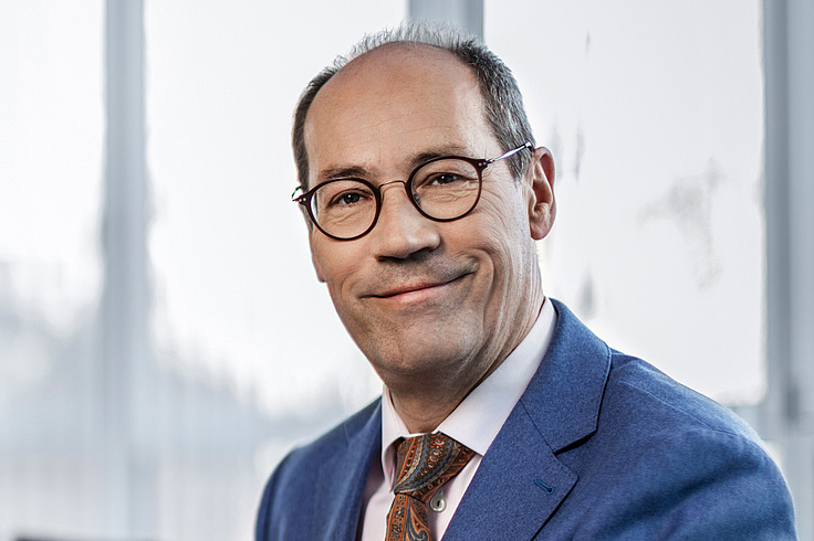 Dr. Alexander Kus Dr. Alexander Kus